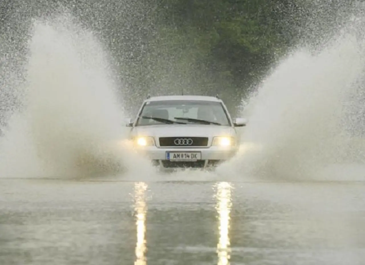 ¿Cómo funcionan los sensores de luces y de lluvia de los autos?