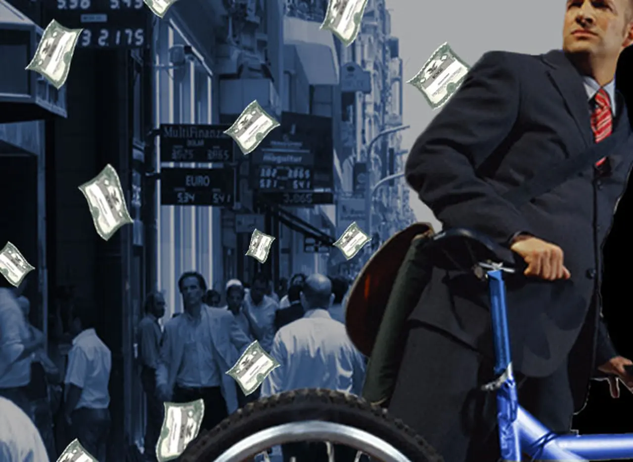 En tres meses, la "bicicleta financiera" que ofrece el tipo de cambio planchado rindió 10% en dólares