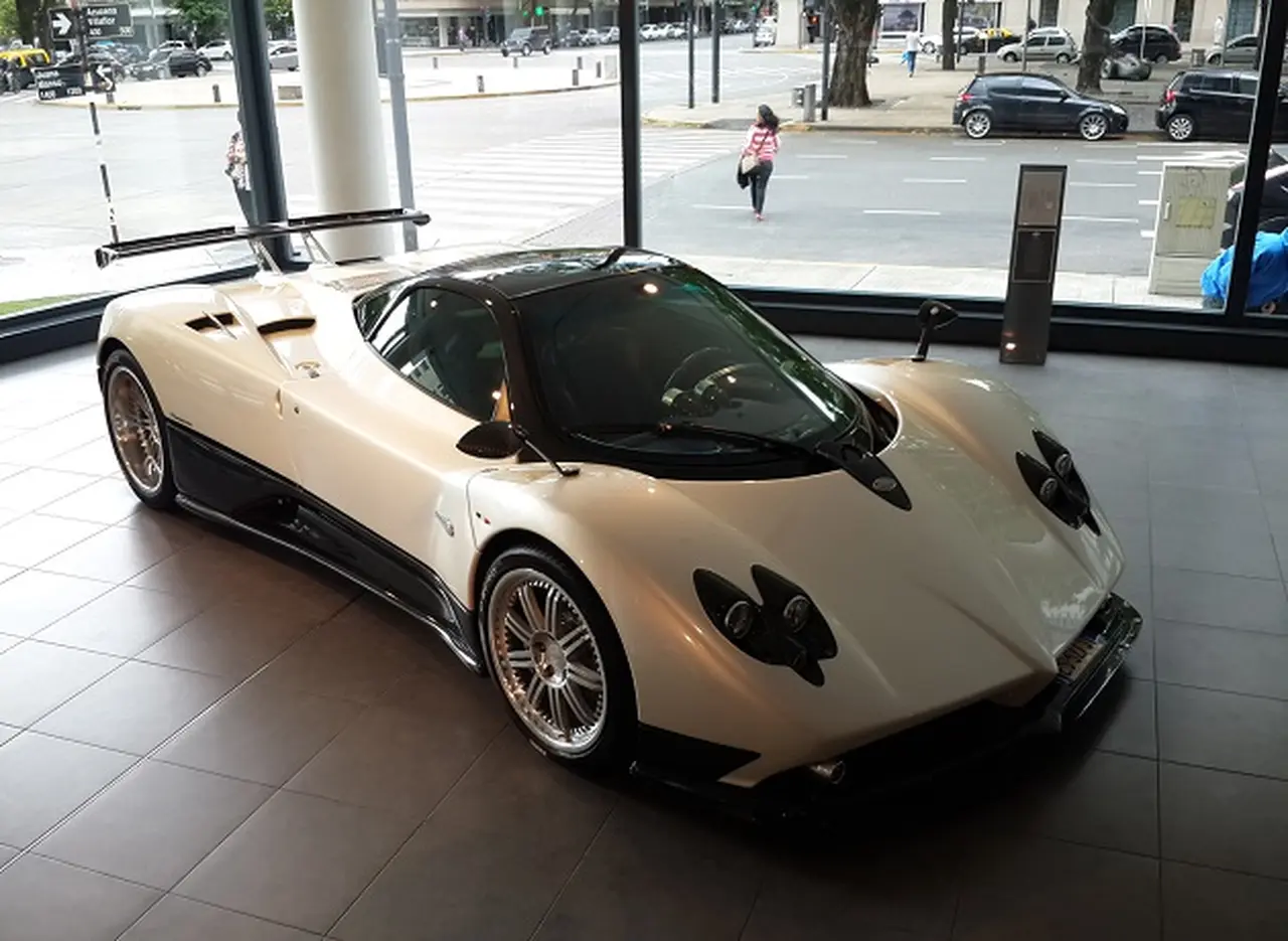 El Pagani Zonda ya se exhibe en el showroom de Mercedes Benz