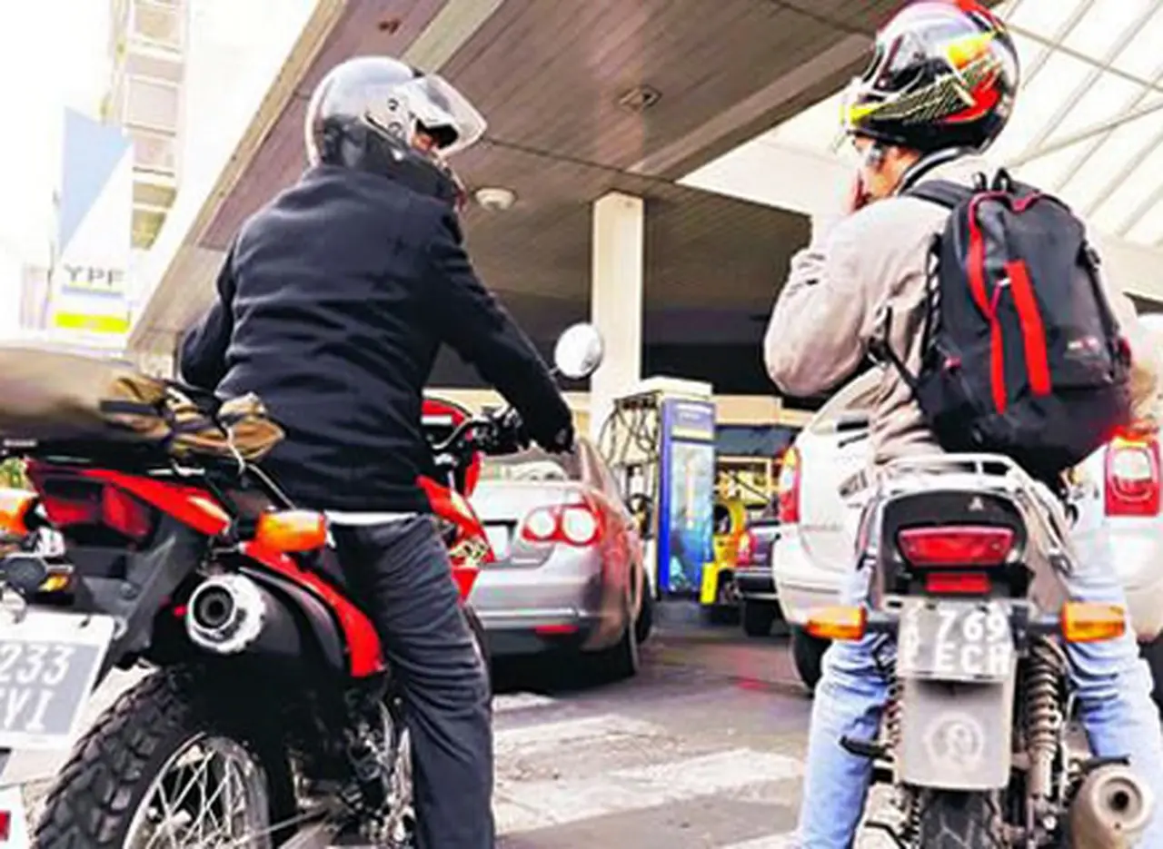 Proponen que se prohí­ba vender nafta a motoqueros que no usen casco