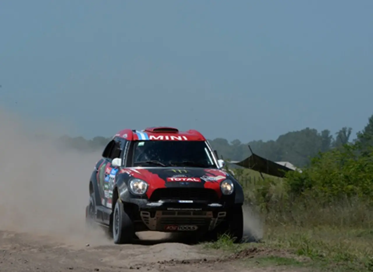 Arrancó el Dakar y los argentinos buscan un lugar en "primera"