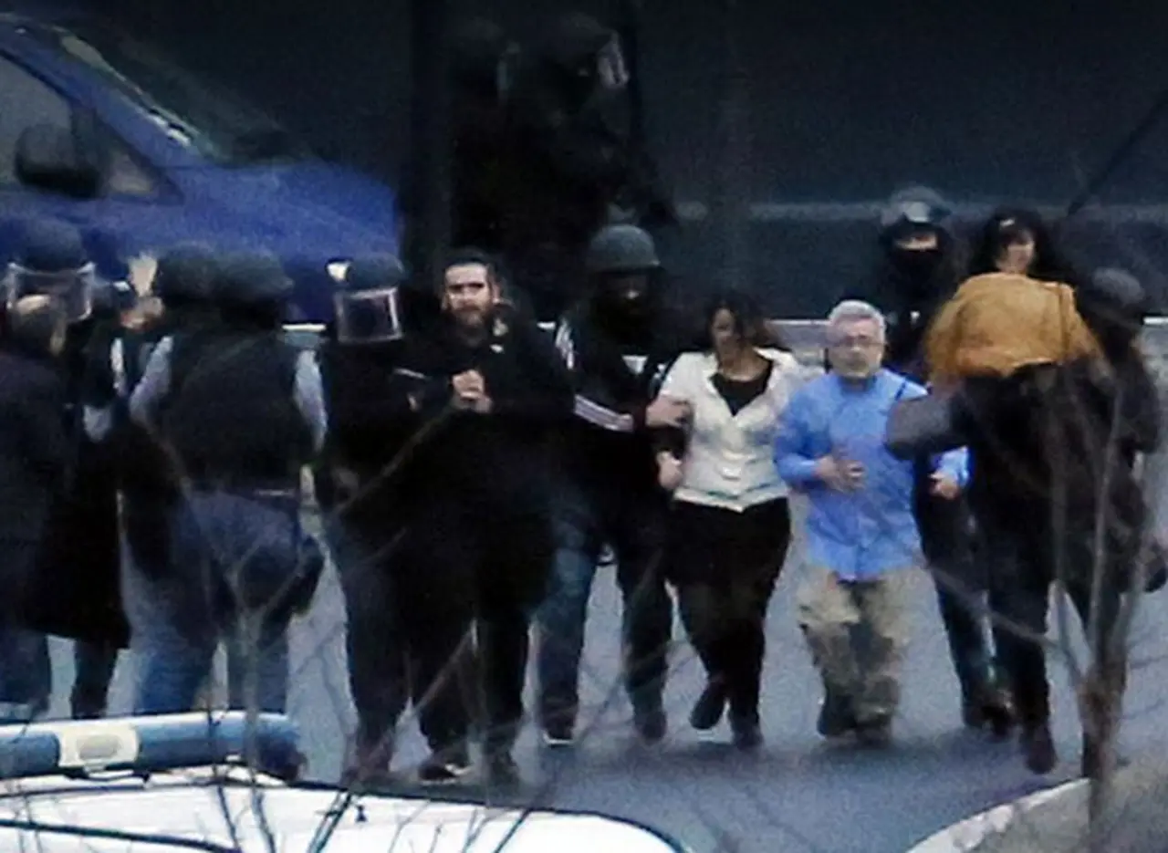 Jornada negra en Francia: mueren en toma de rehenes cuatro civiles y tres terroristas y sigue la alerta nacional