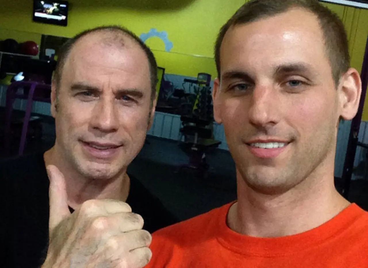 John Travolta se mostró al natural y se sacó la peluca