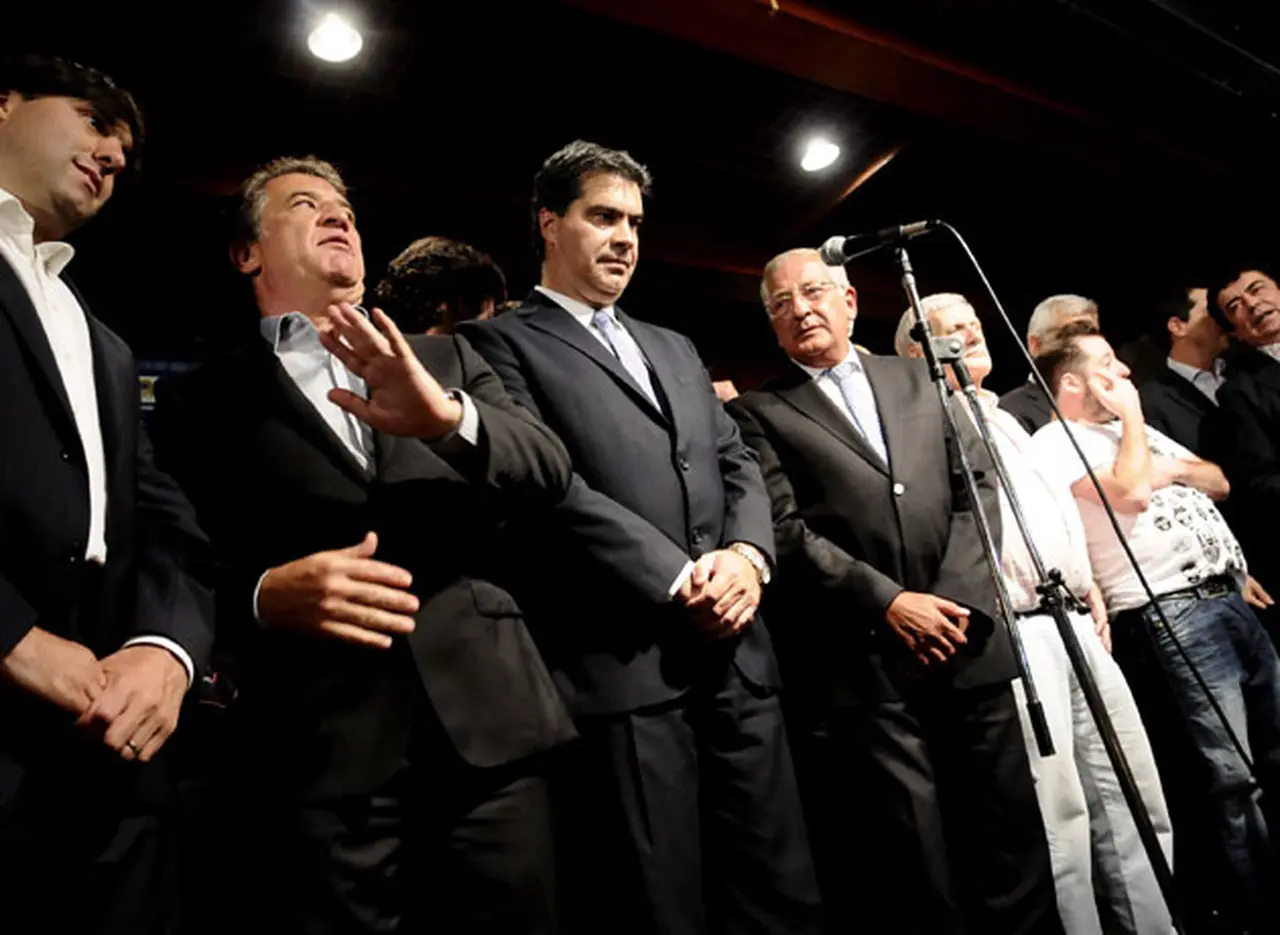 El "relato" en estado puro: el kirchnerismo culpa a una conspiración de Clarí­n, espí­as y "caranchos" del Poder Judicial