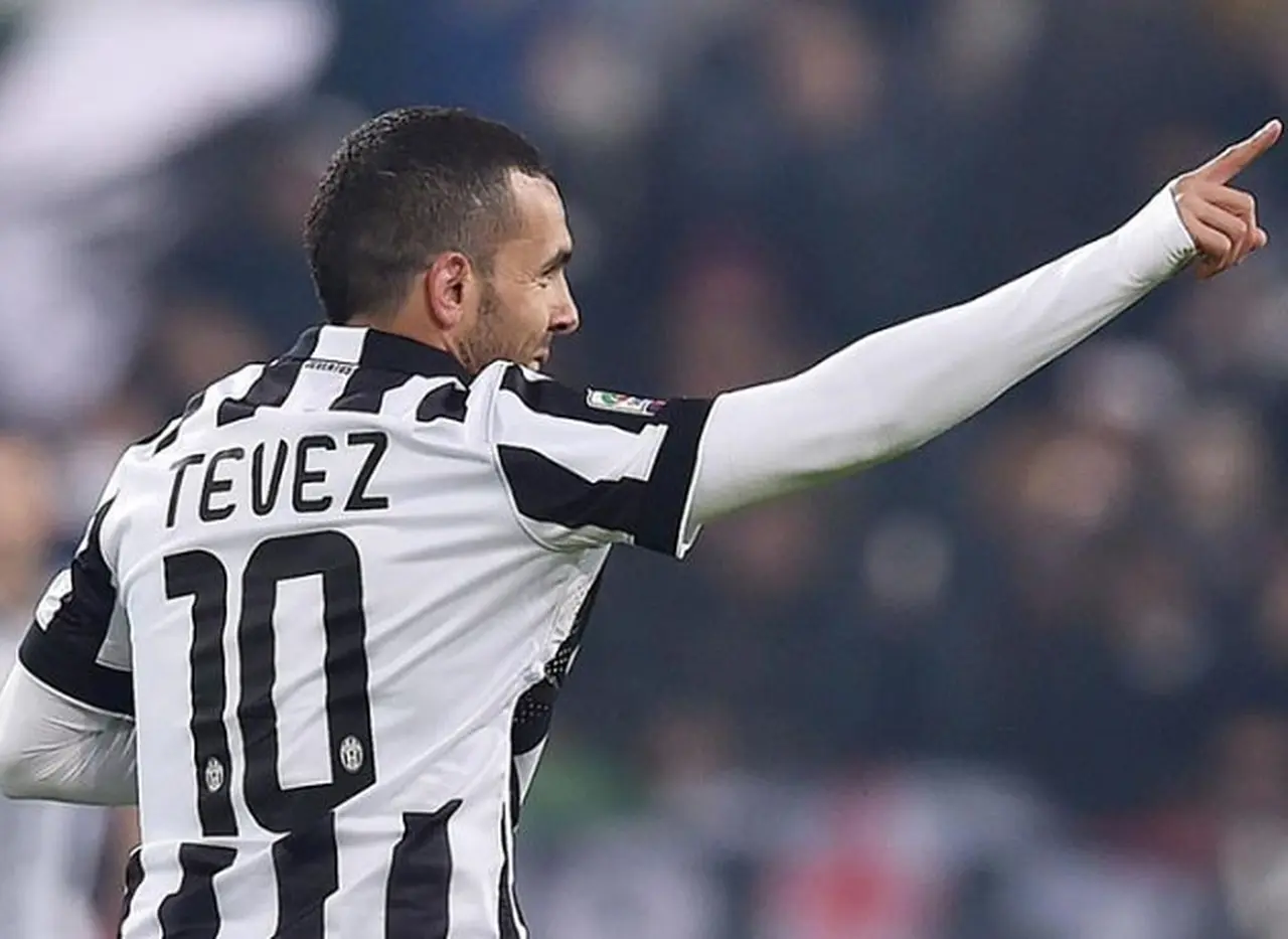 Los dos poderosos que quieren quedarse con Carlos Tevez