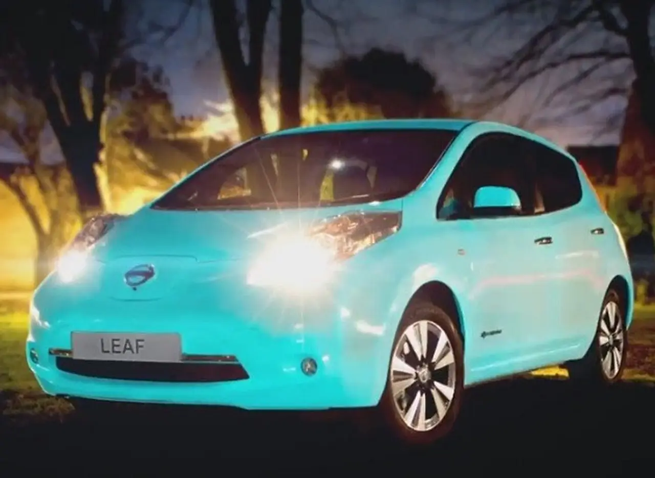 Nissan presentó el primer auto del mundo que brilla de noche