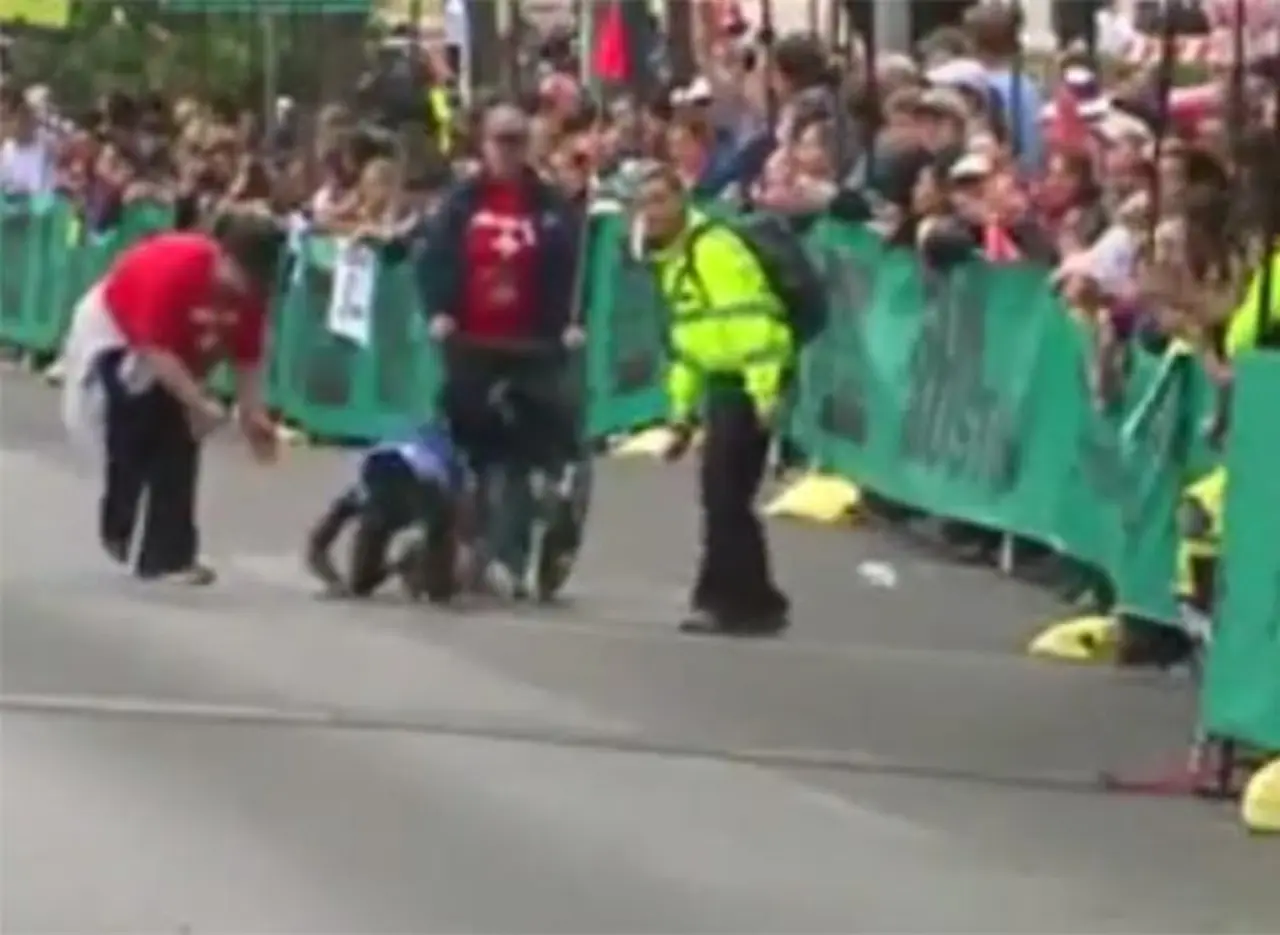 Una maratonista finalizó gateando una carrera