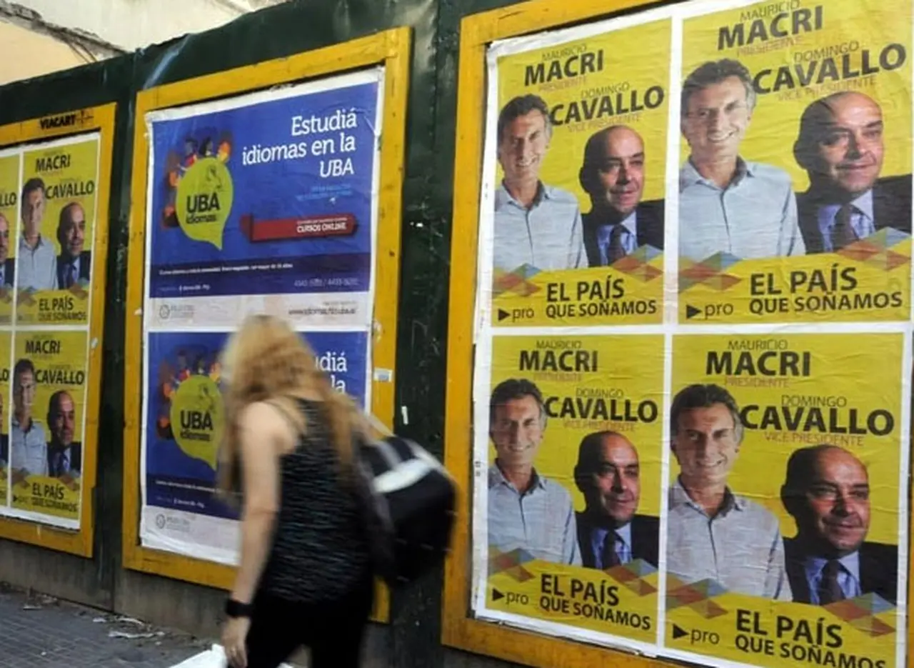 Aparecieron carteles que promocionan la fórmula Macri-Cavallo