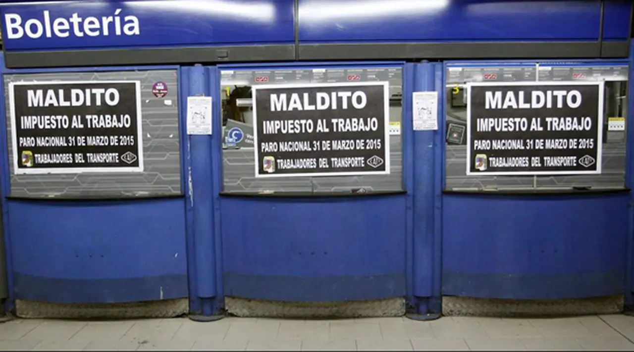 "Maldito impuesto al trabajo", los afiches del paro que aparecieron en la Ciudad