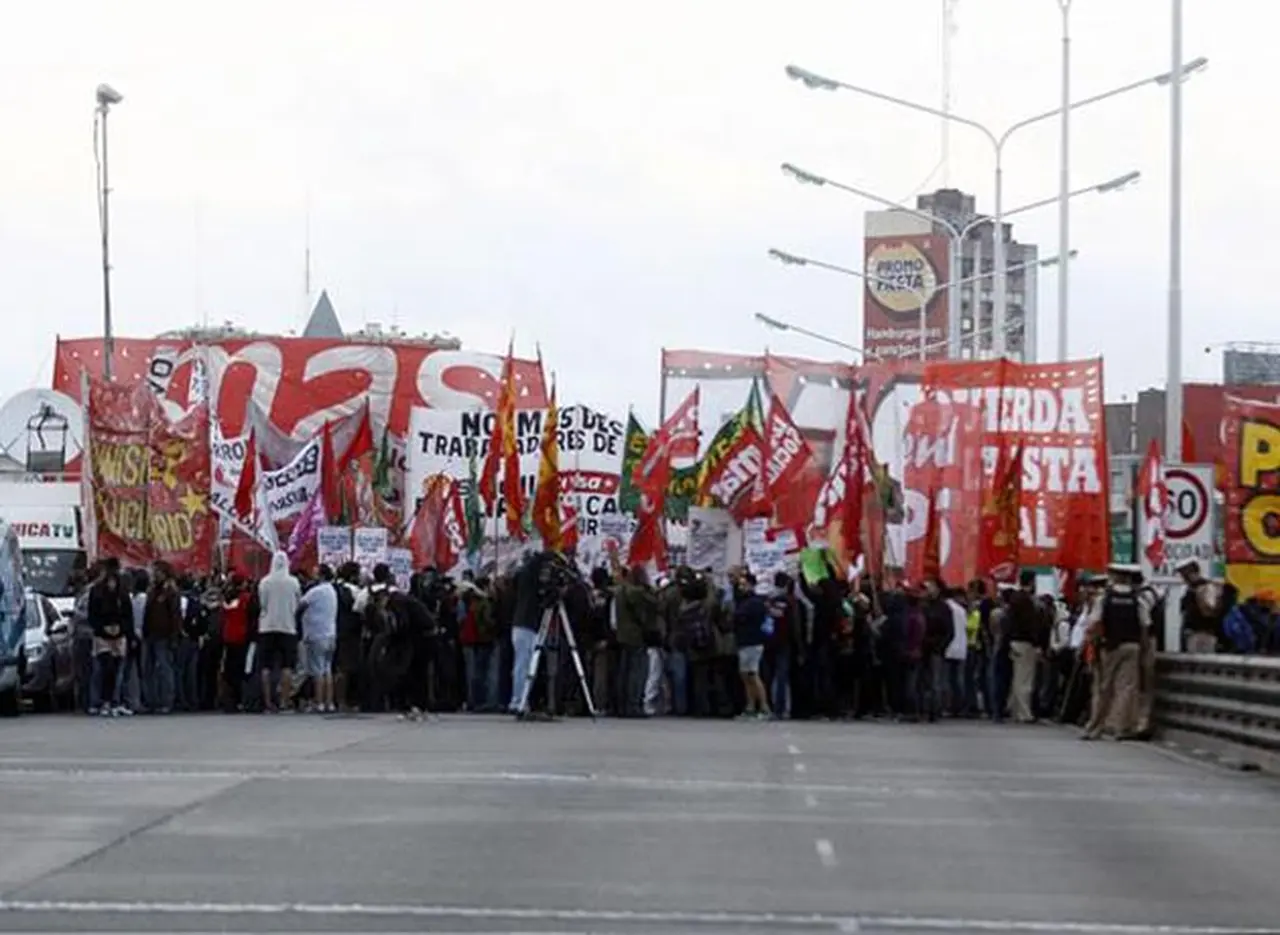 Agrupaciones de izquierda cortaron los principales accesos a Capital