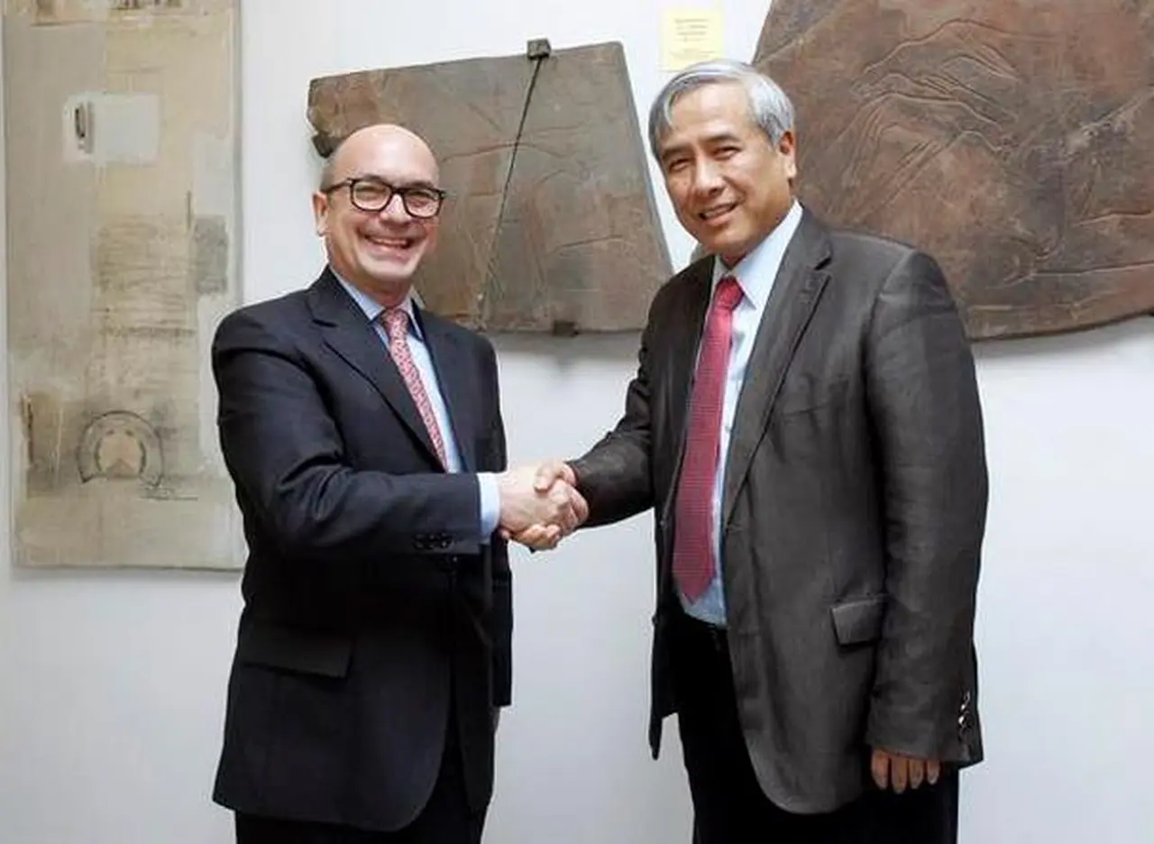 IE Business School y la escuela de negocios de Jiao Tong University firmaron acuerdo de colaboración