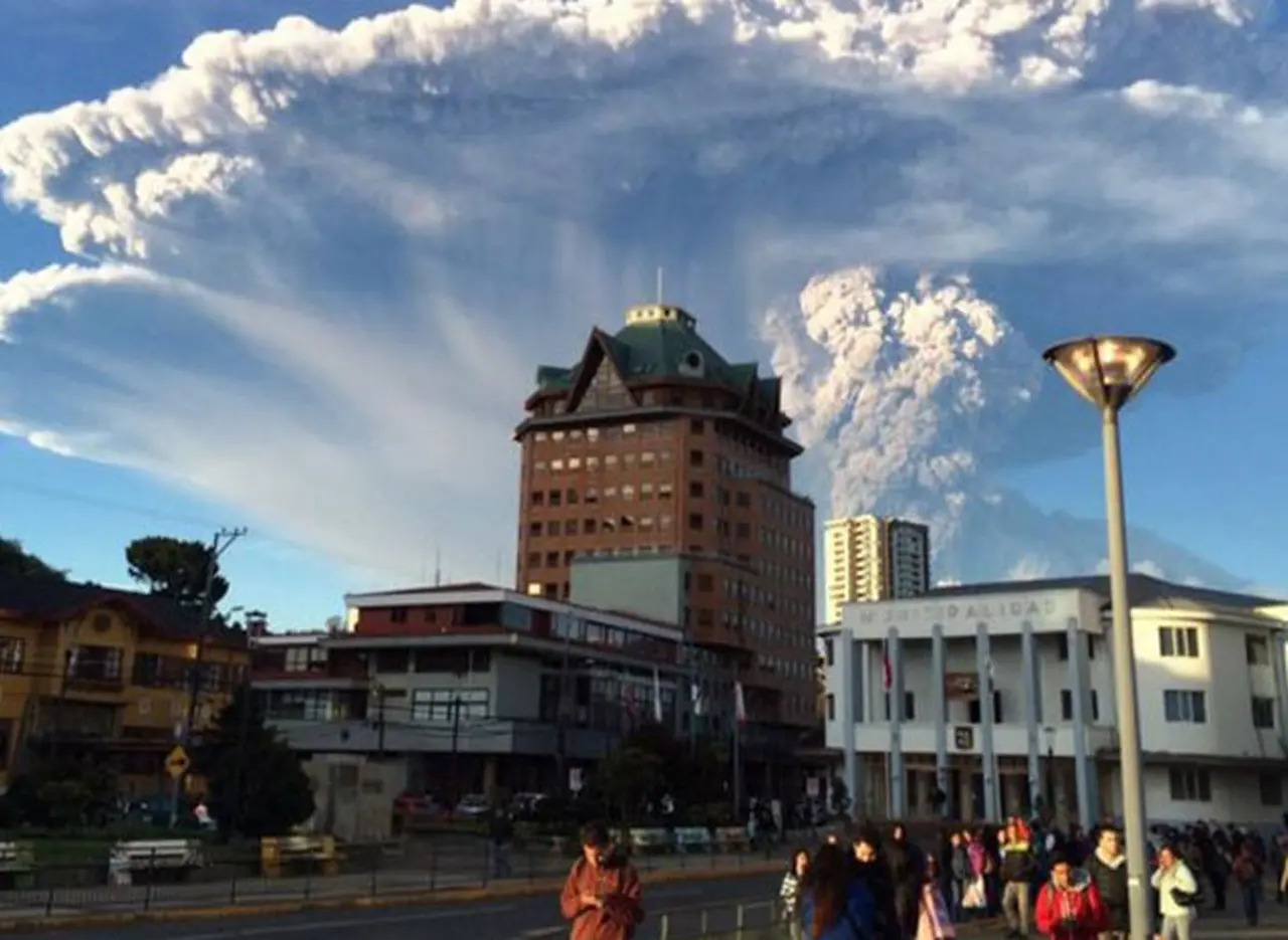 Chile: entró en erupción un volcán que está a 100 kilómetros de Bariloche