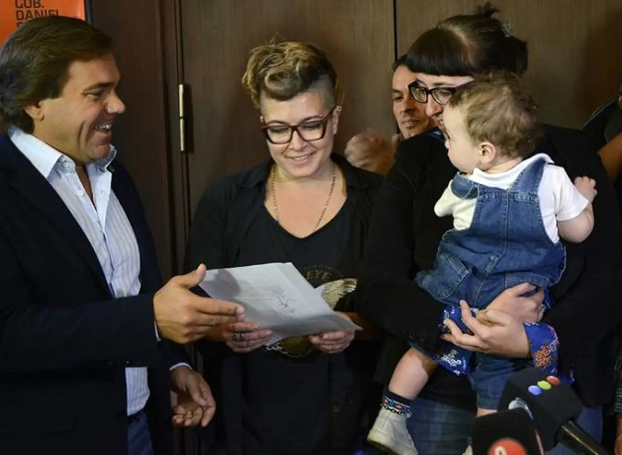 Anotan al primer bebé con filiación triple: tendrá el apellido de sus dos mamás y el papá