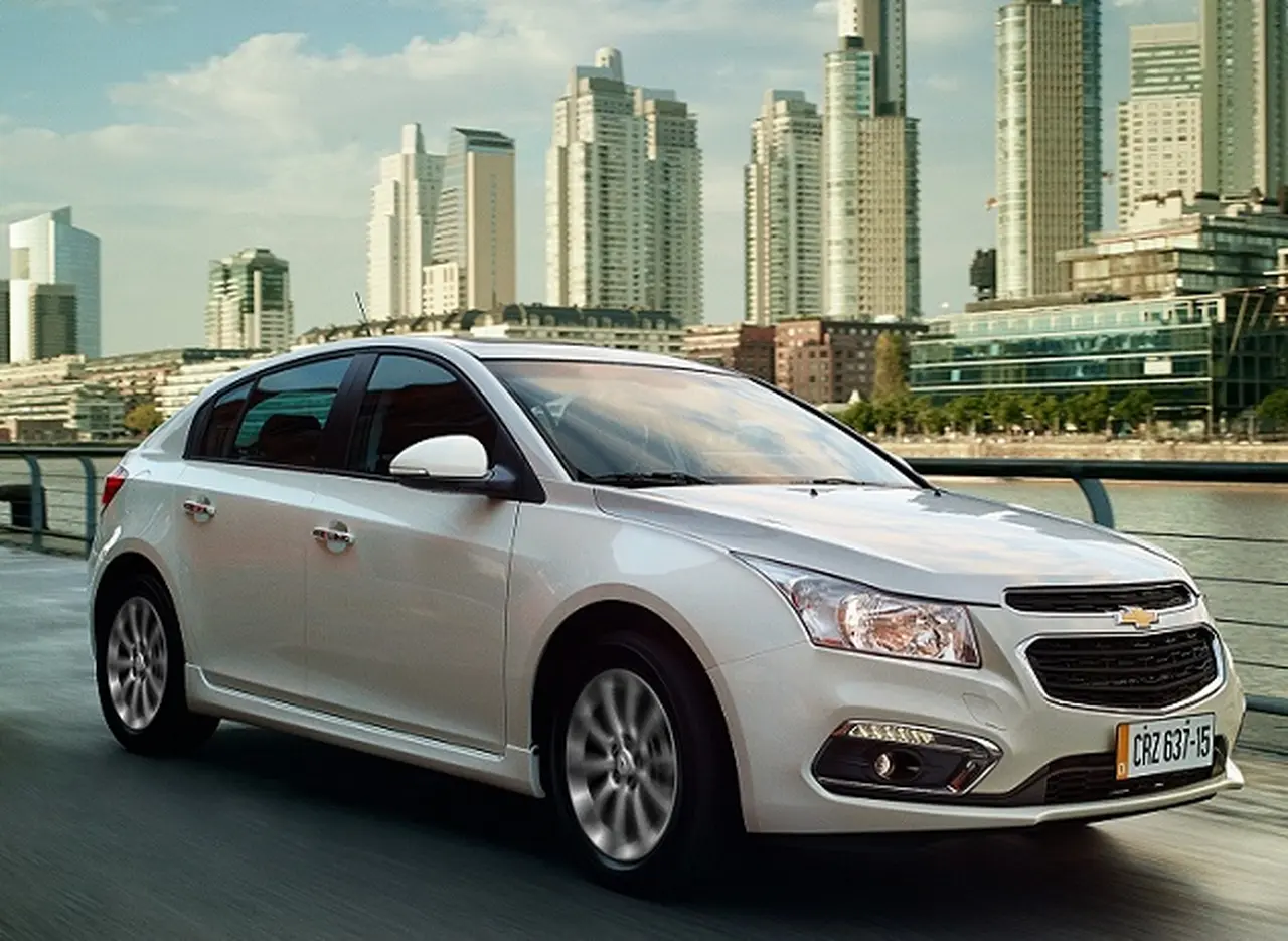 Chevrolet lanzó el Cruze renovado con nuevo motor diésel para el 5 puertas