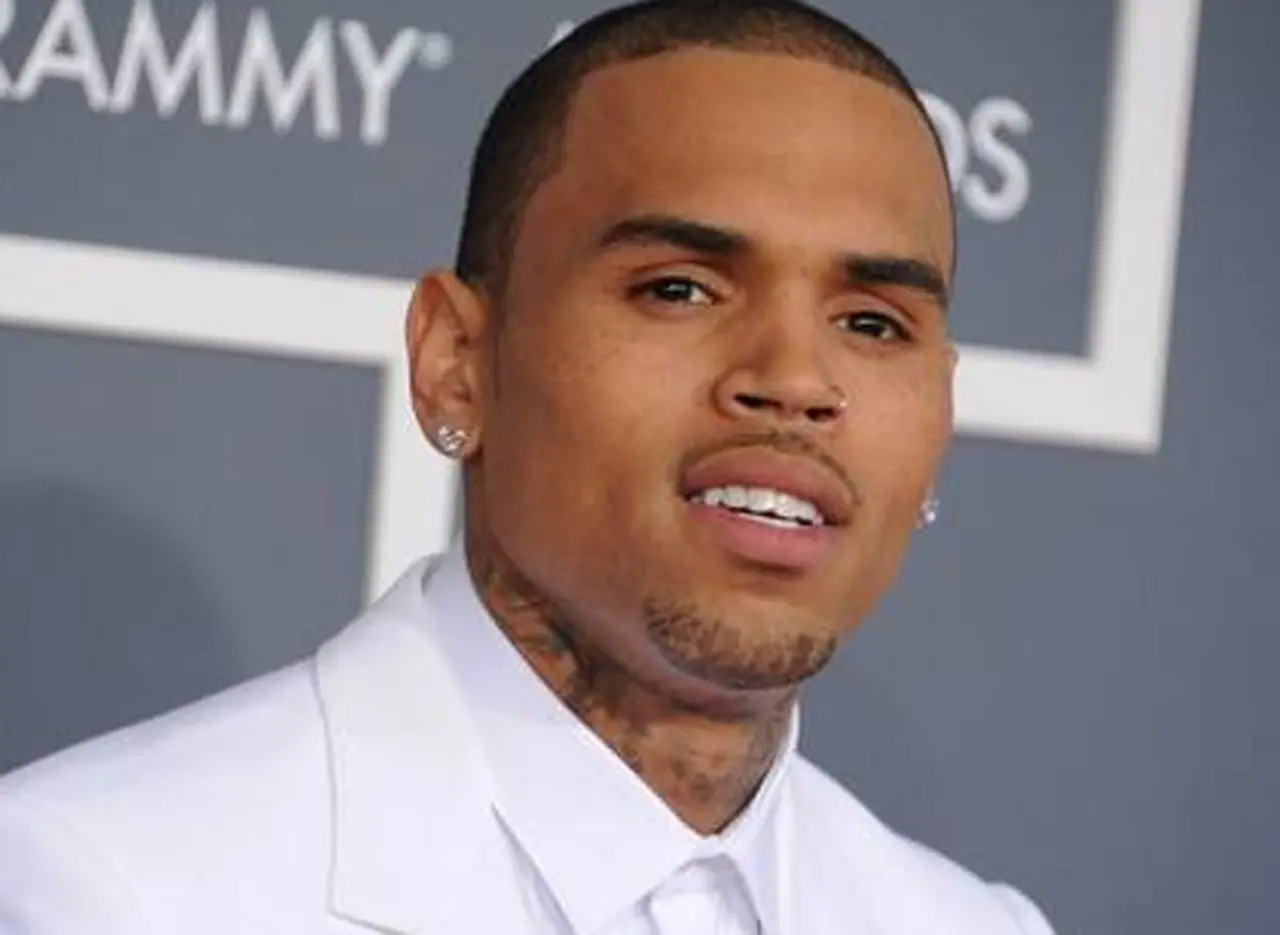 El rapero Chris Brown encontró a una admiradora desnuda en su cama