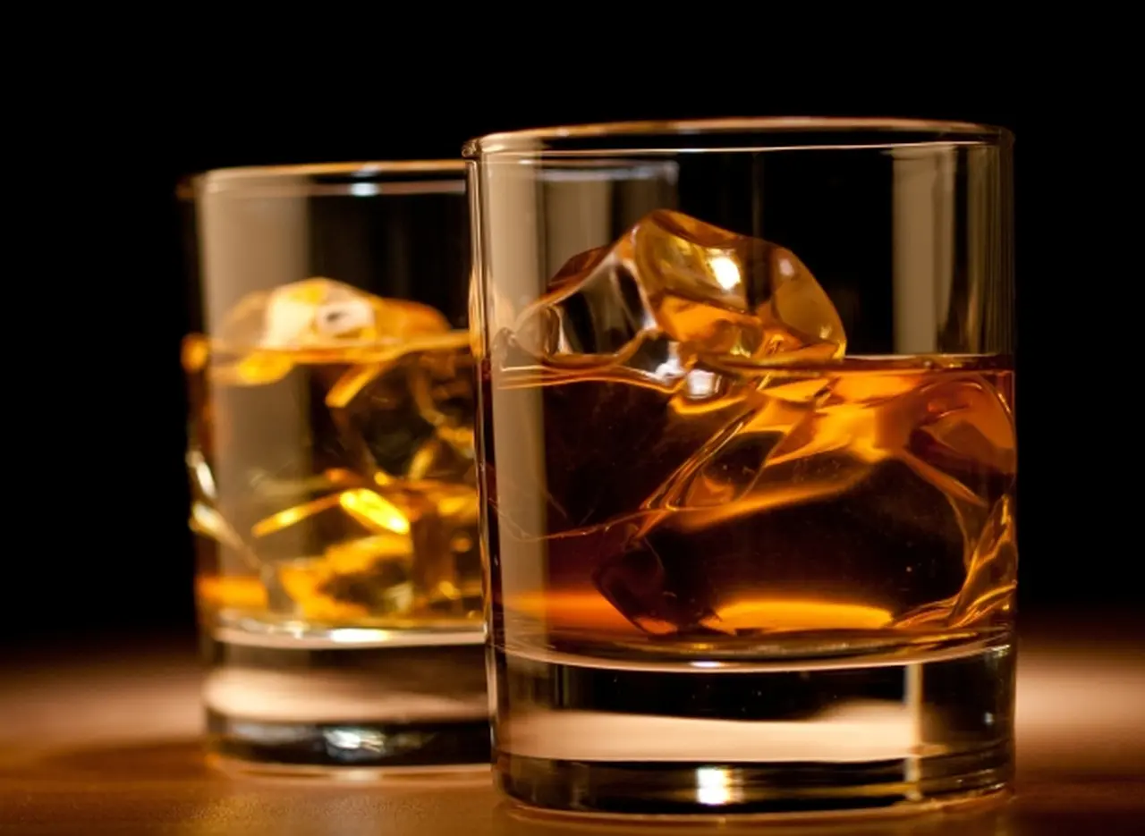 Dos vasos de whisky. Imagen de archivo.