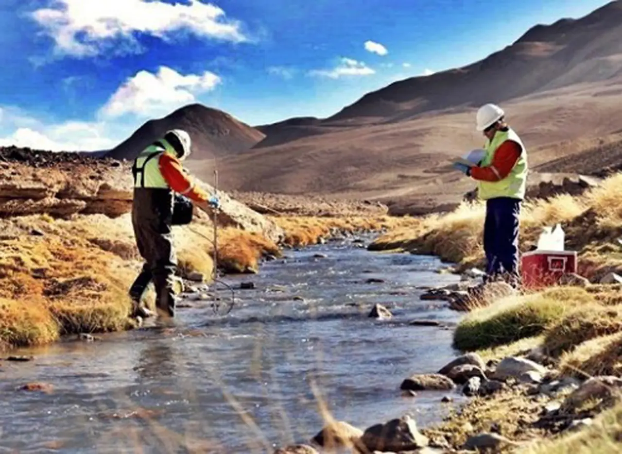 Cianuro: bomberos de Barrick lavan rocas para borrar rastros pero el agua con veneno corre rí­o abajo