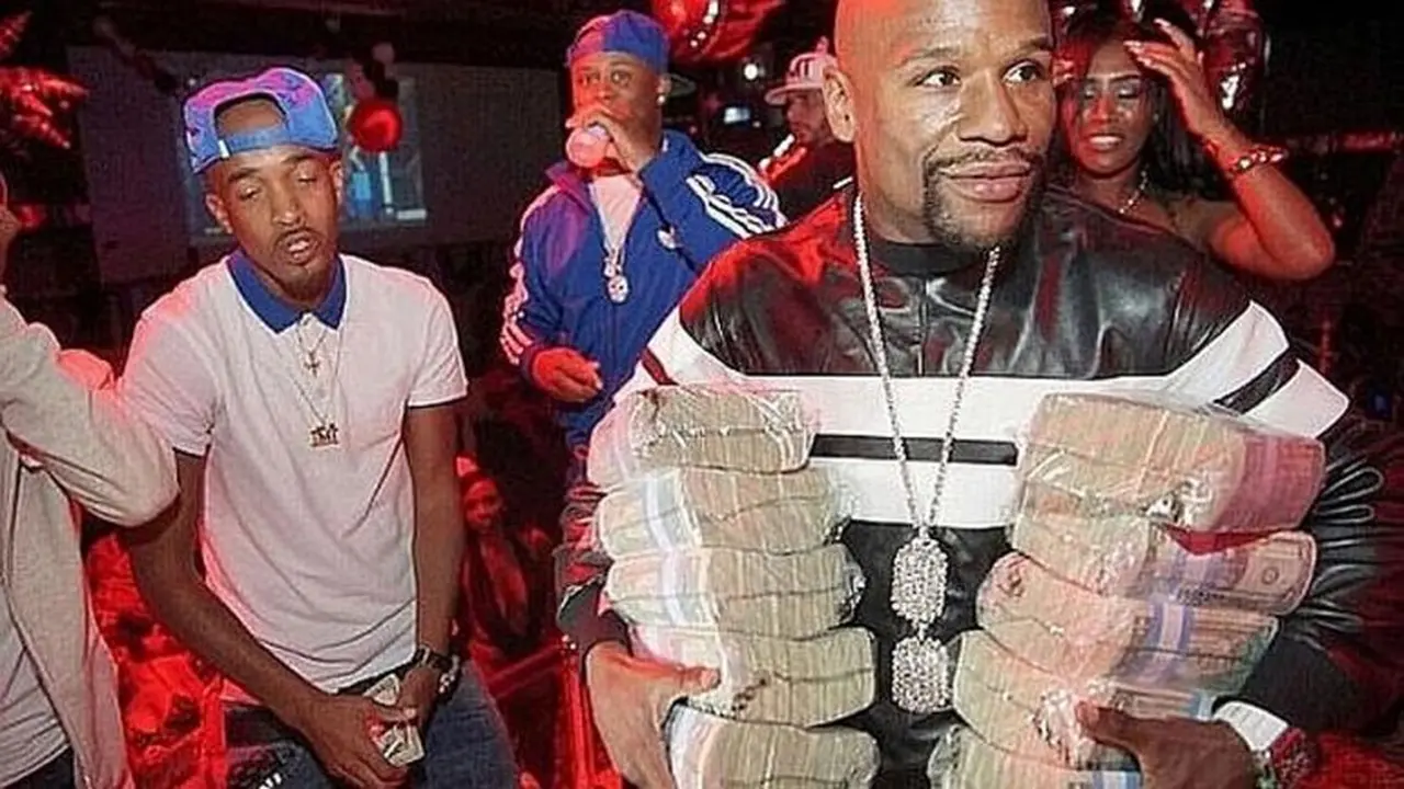 A lo Pablo Escobar: Floyd Mayweather regaló billetes en una fiesta