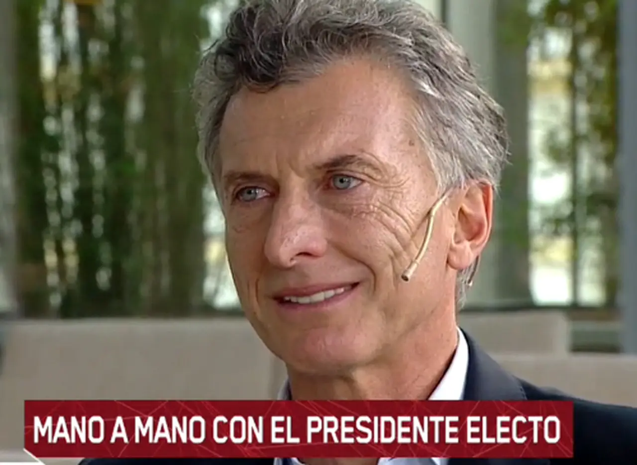 Al borde de las lágrimas, Macri recordó un abrazo con su padre tras el balotaje