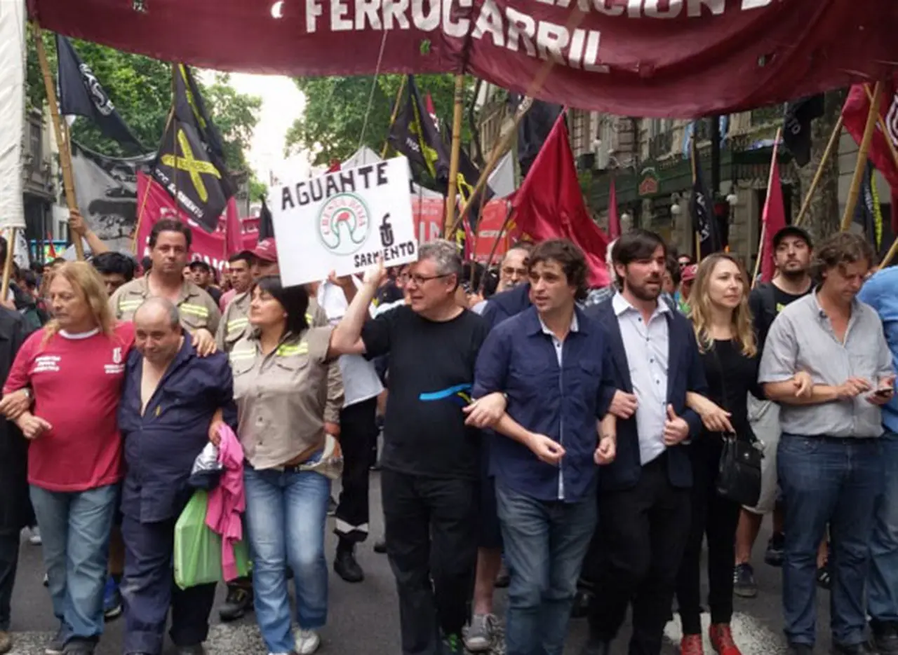 En reclamo de bono navideño, organizaciones de Izquierda cortaron la 9 de Julio