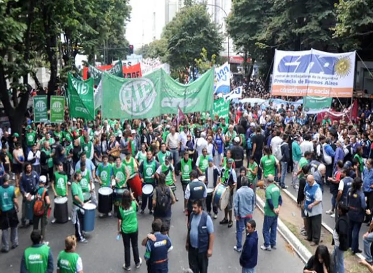 Estatales marcharon contra despidos y represión en La Plata