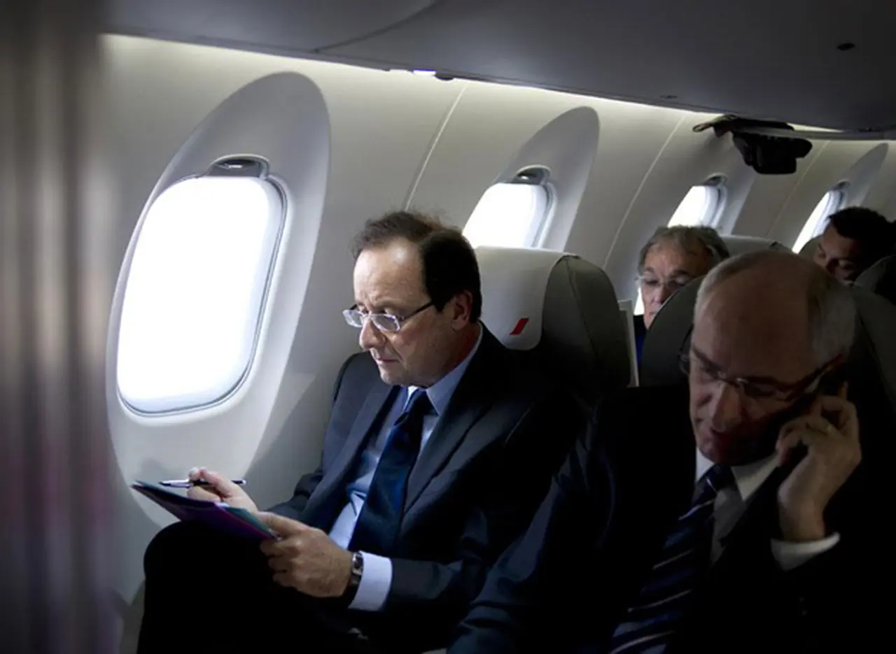 Quiénes son los que acompañan al presidente de Francia en su vista a la Argentina y por qué