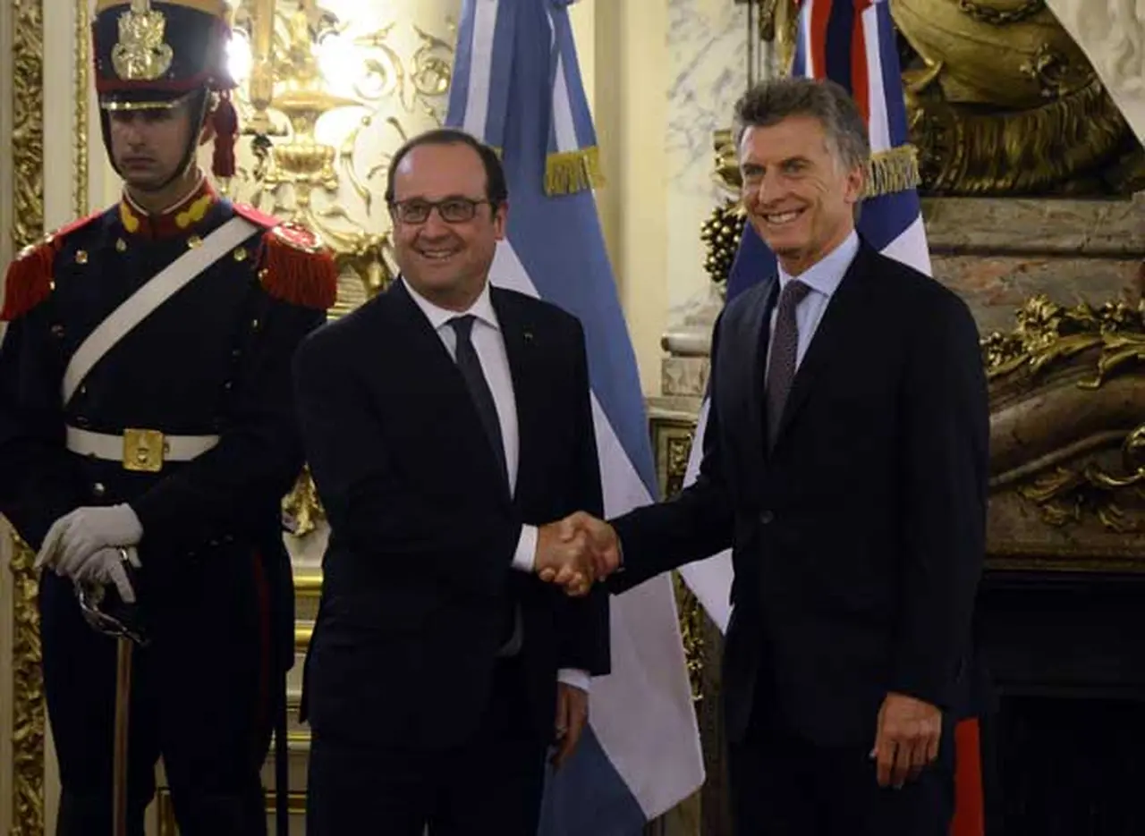 Mauricio Macri recibió al presidente de Francia y se encuentran reunidos en Casa de Gobierno