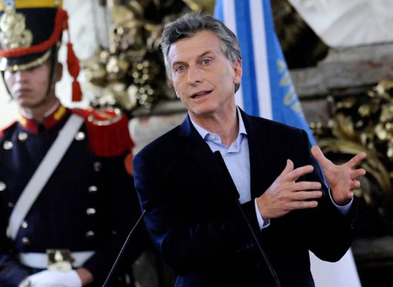 ¿Cuántos empleados públicos hay en Argentina en comparación con otros paí­ses?