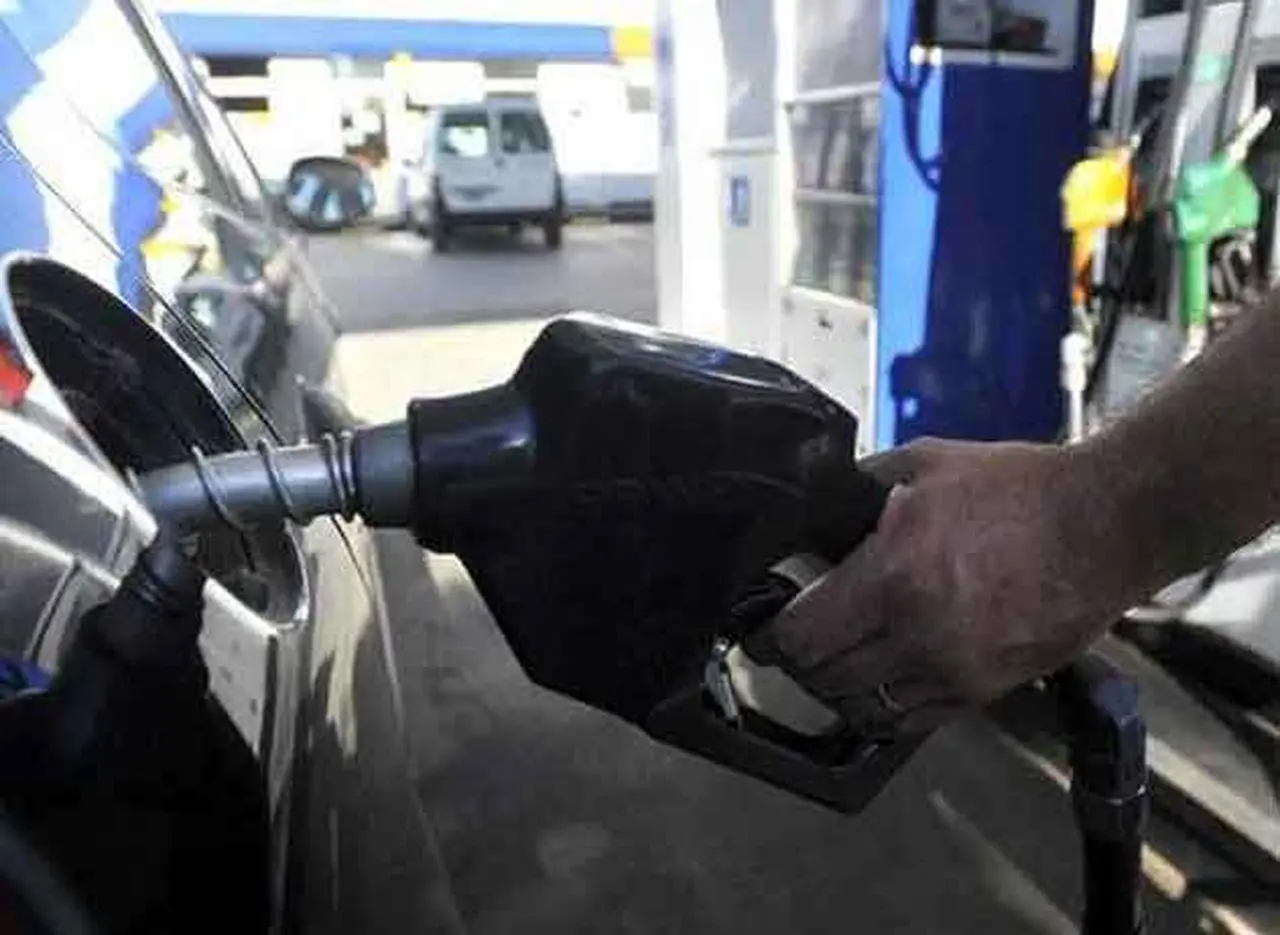 La nafta premium, el tipo de cambio y otras yerbas