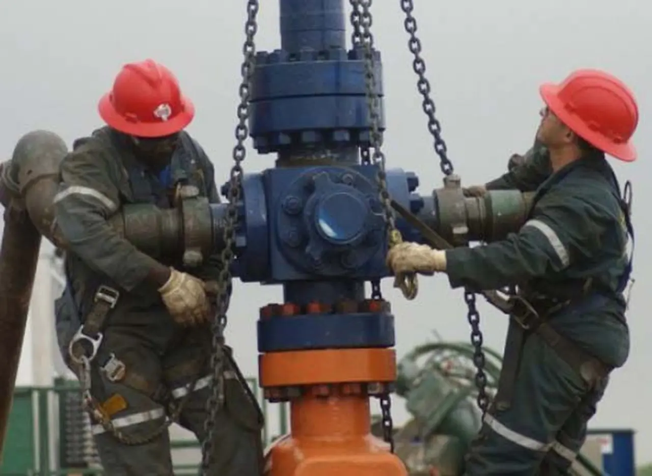 Empleados petroleros, en alerta: un conflico en una provincia hace peligrar el pago de salarios y aguinaldos