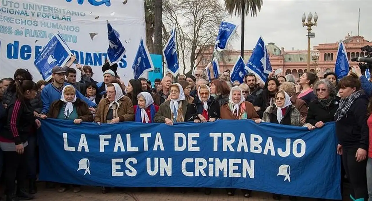 La Marcha de la Resistencia contra Macri sigue toda la noche en Plaza de Mayo