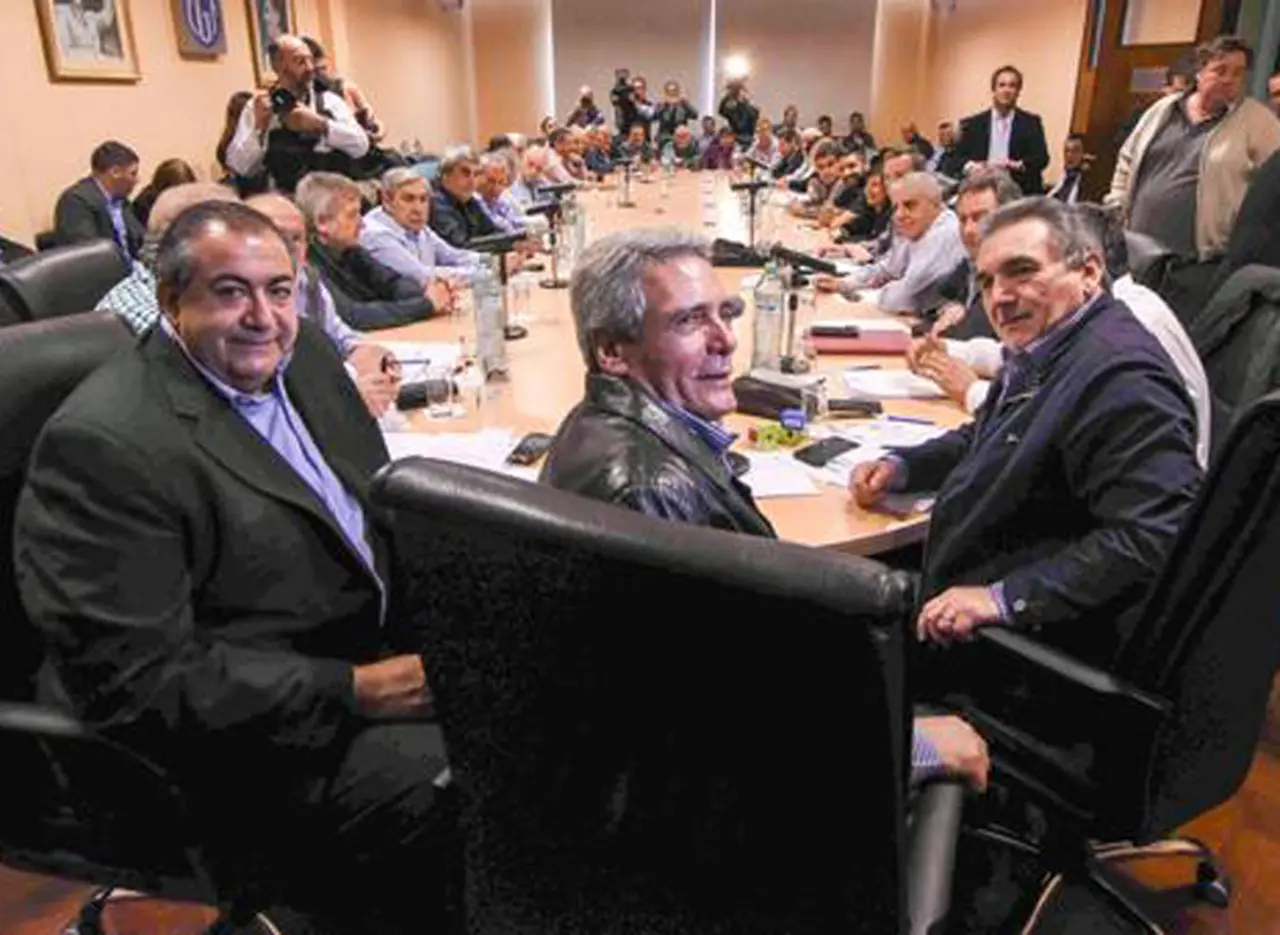 Con el respaldo de las provincias, el Gobierno recibe a la CGT para desactivar el paro general