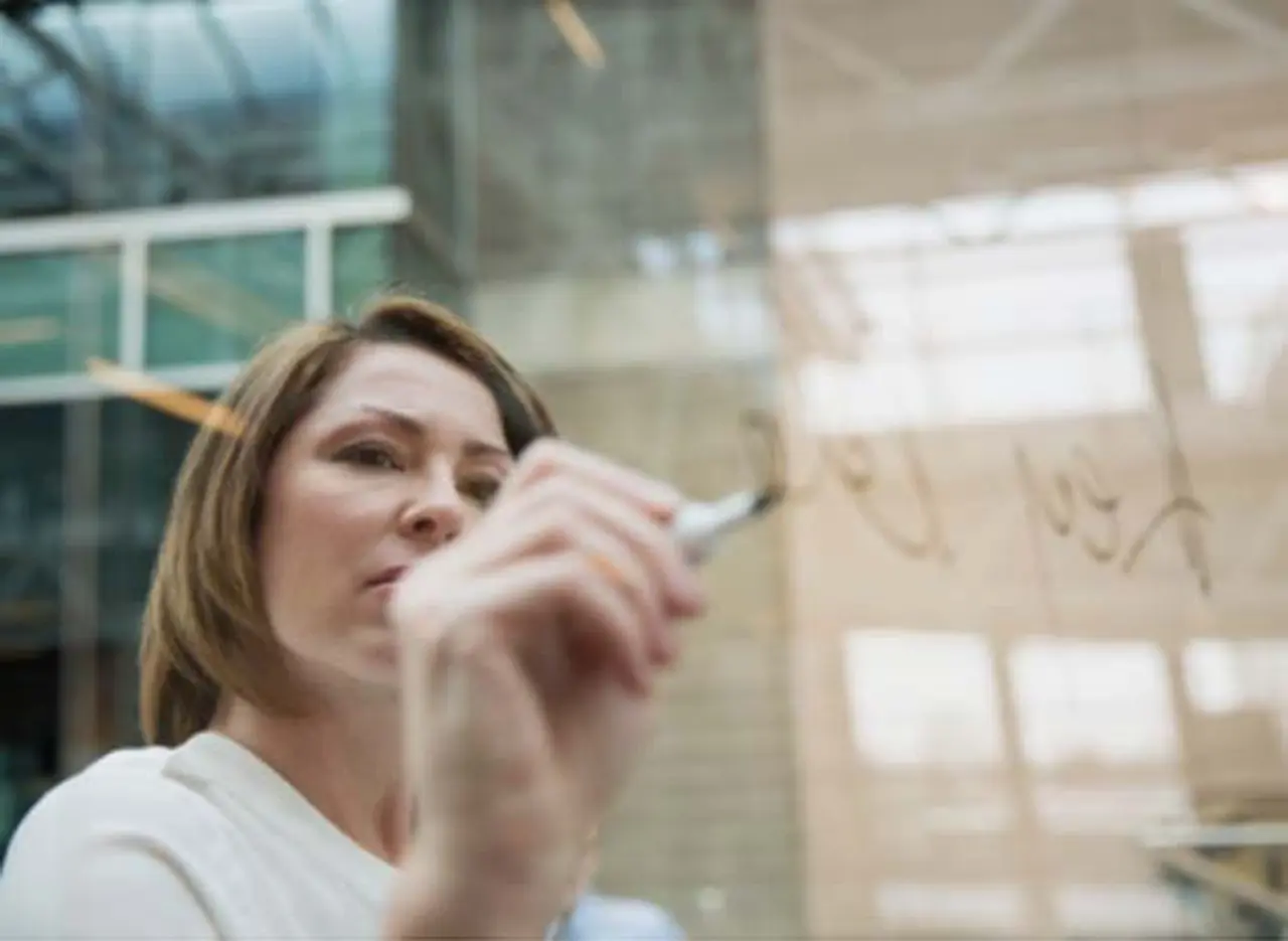 Las mujeres llegan a CEO más tarde que los hombres y con ayuda de un mentor