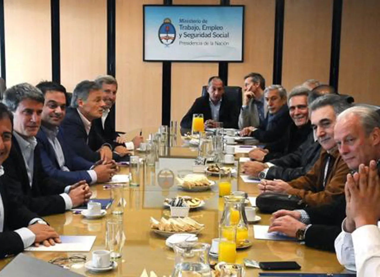 El bono es sólo la punta del iceberg: la pelea de fondo entre el Gobierno y la CGT es por la flexibilidad laboral