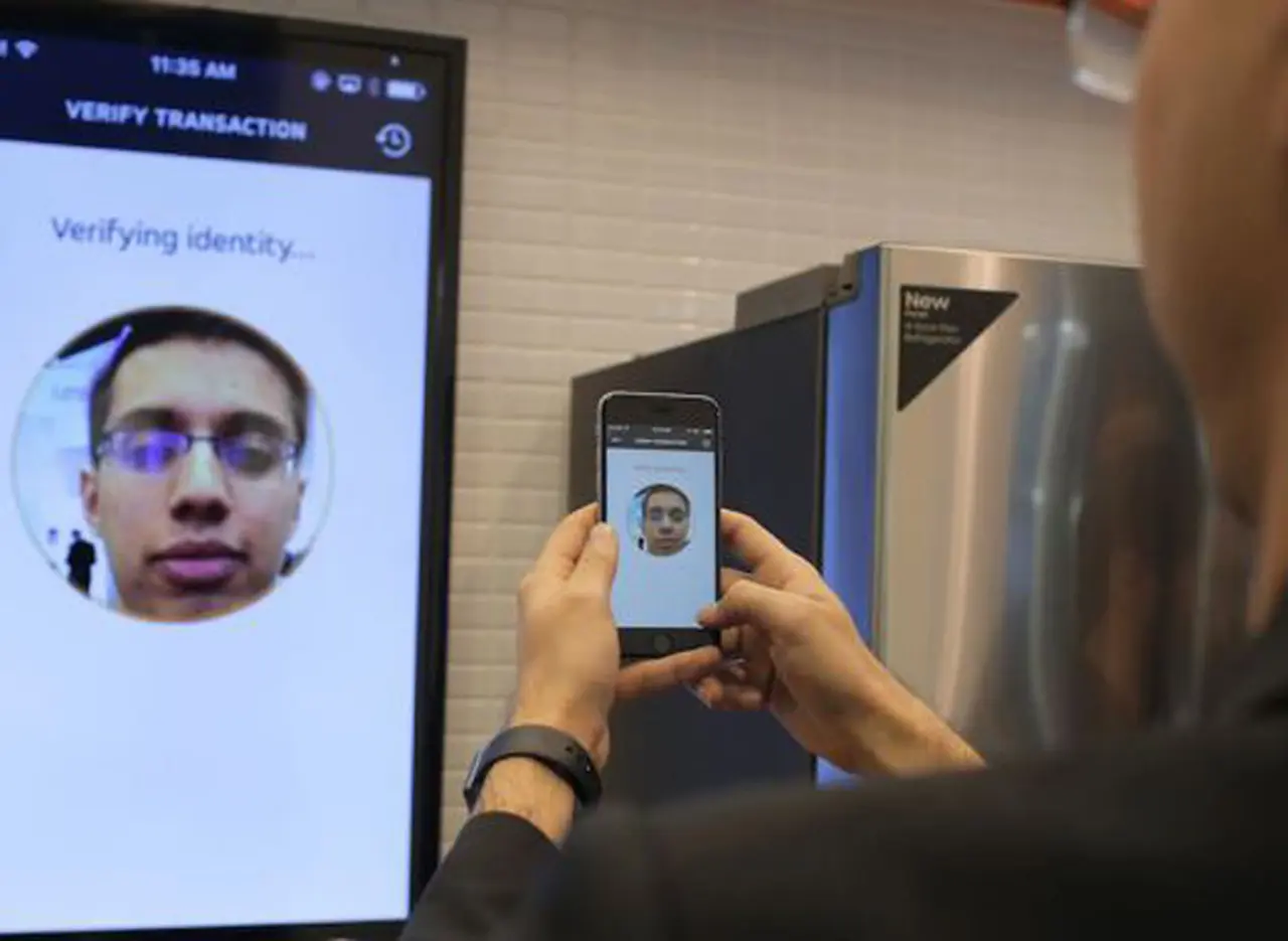Mastercard implementó tecnologí­a de pagos con huellas dactilares y selfies