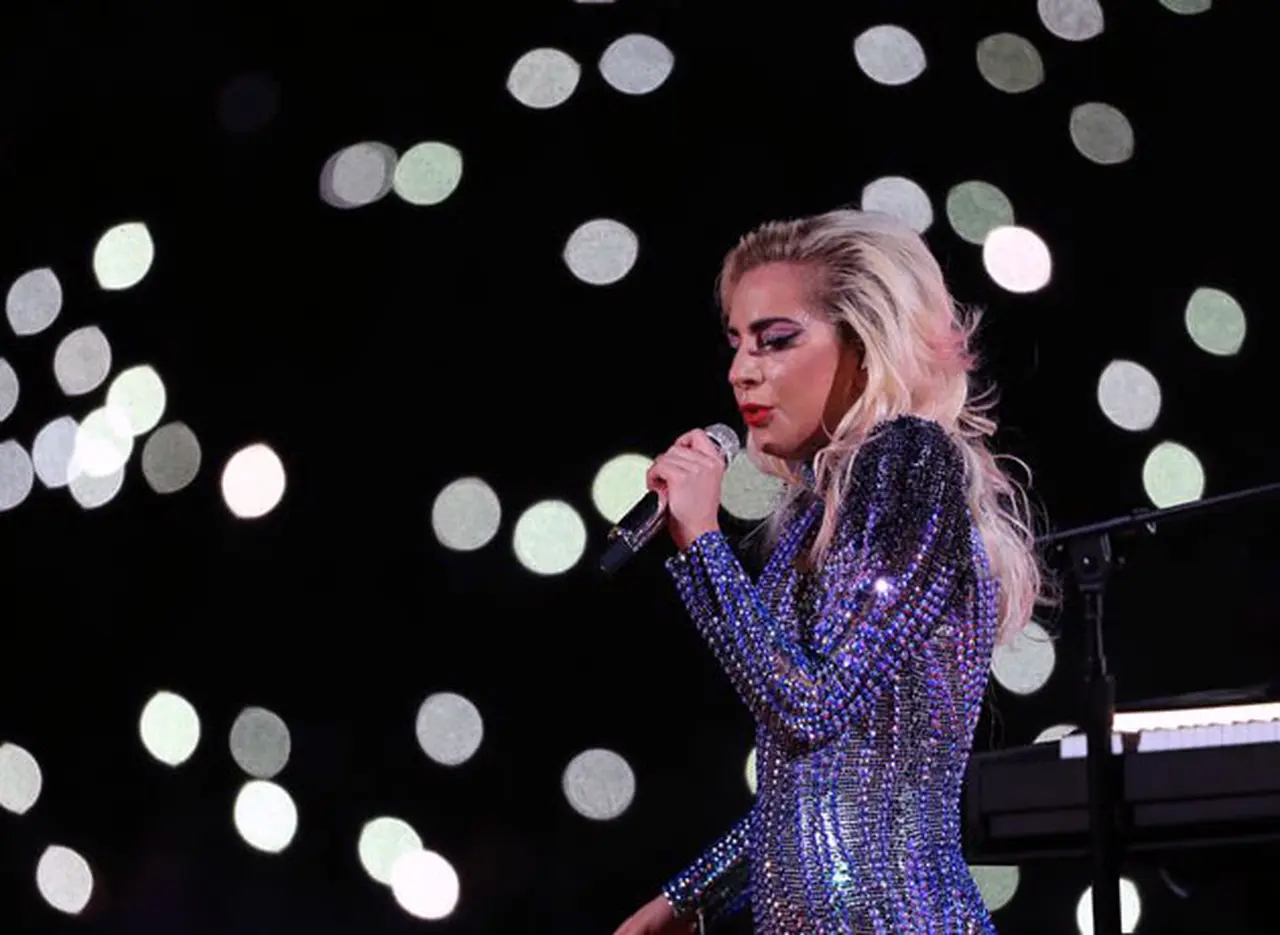 Impactante show de Lady Gaga en la Super Bowl:  300 drones, acrobacias, fuegos artificiales y un mensaje polí­tico