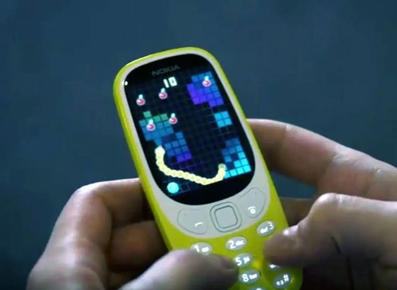 "Teléfonos tontos": ¿por qué están de moda los celulares no inteligentes?