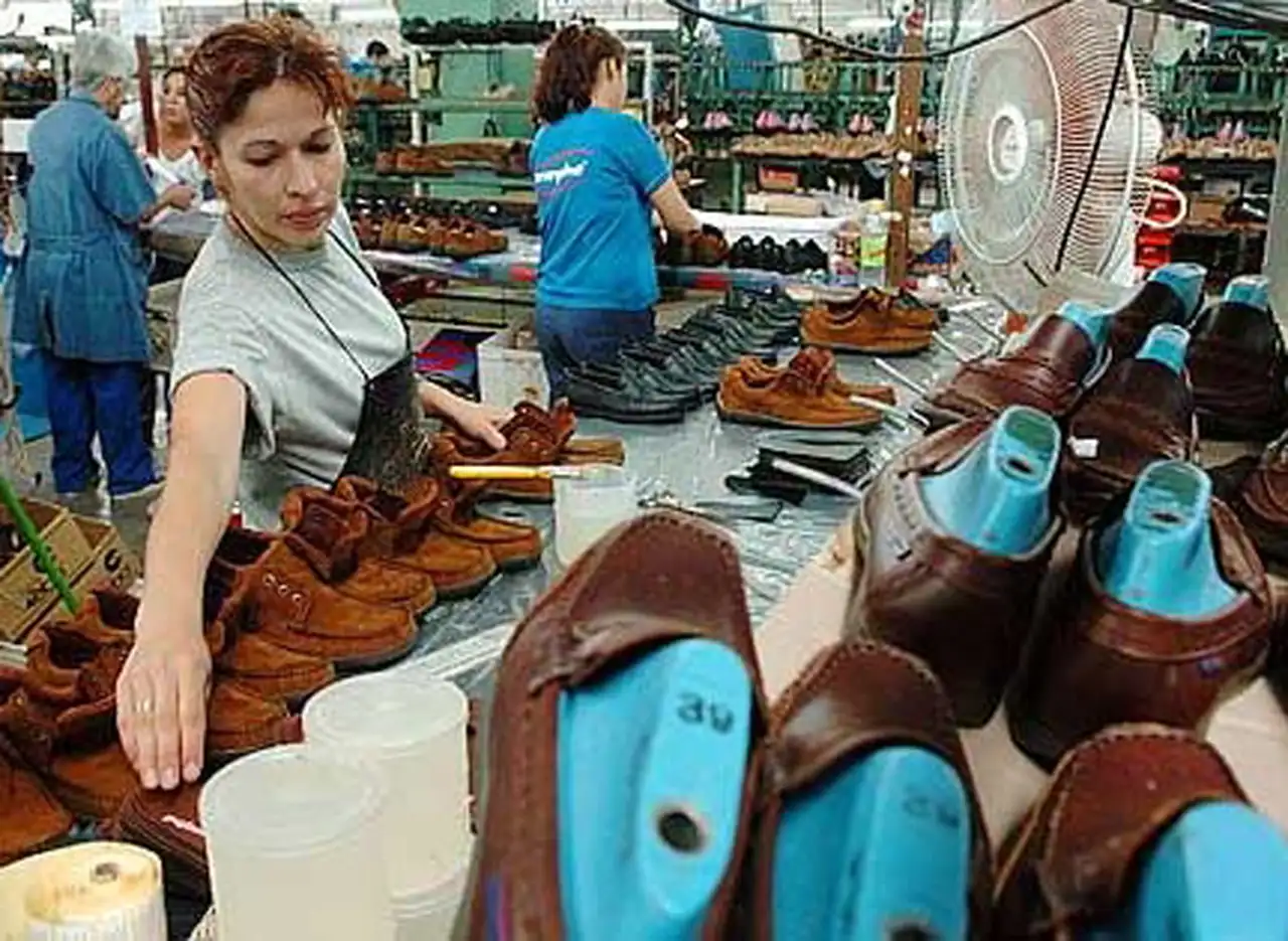 El Gobierno quiere reactivar la producción textil y de calzados reduciendo aportes patronales