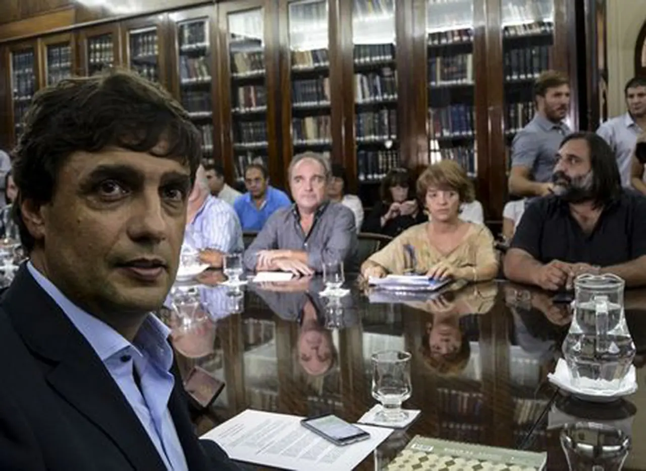 Ministro de Vidal, a los maestros: "No hay plata para aumentar sueldos"