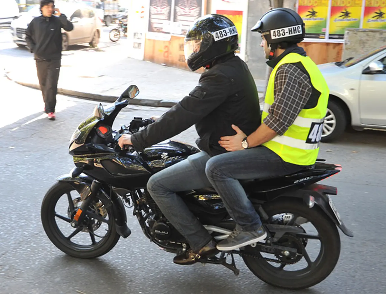 En las motos, los acompañantes tendrán que llevar la patente en el chaleco