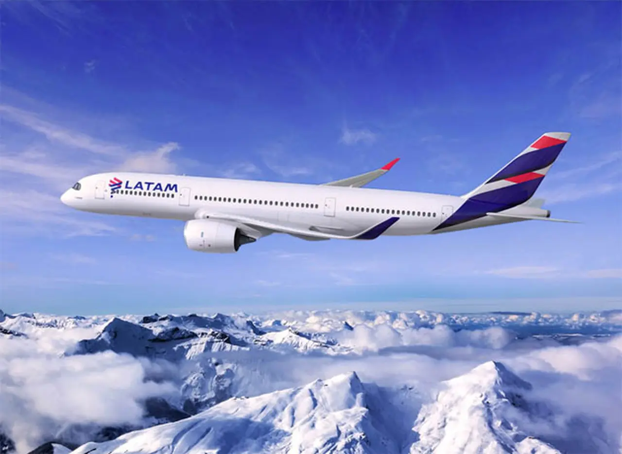 Vuelos de Latam podrí­an complicarse por medidas de fuerza este viernes