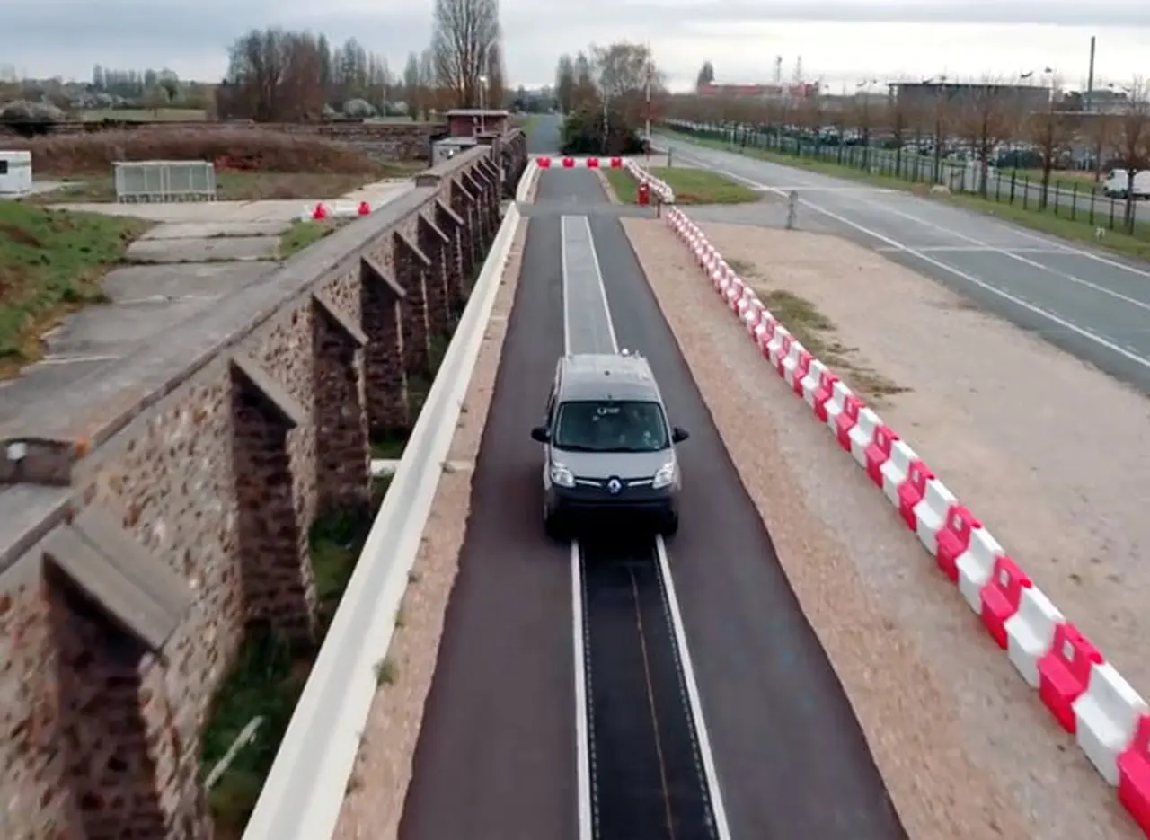 Una ruta especial carga las baterí­as de los autos eléctricos mientras circulan