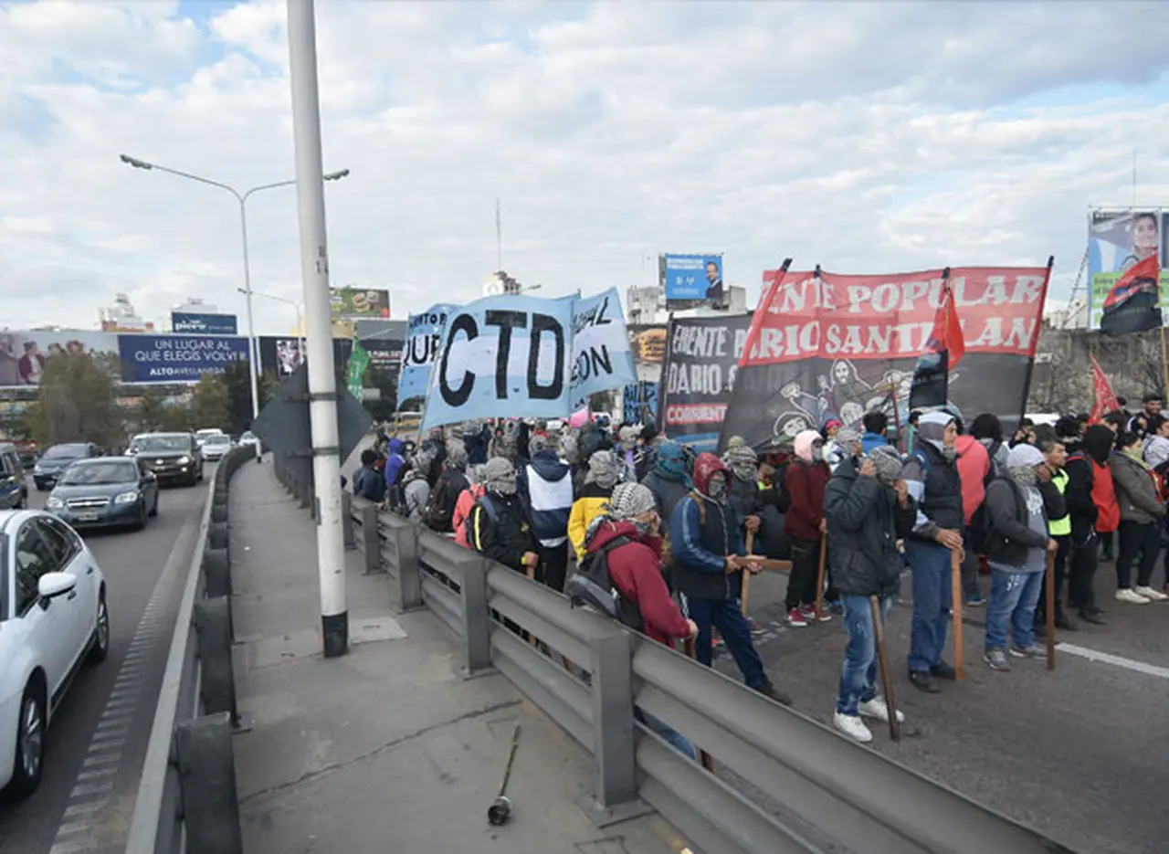 Organizaciones polí­ticas y sociales cortaron el Puente Pueyrredón