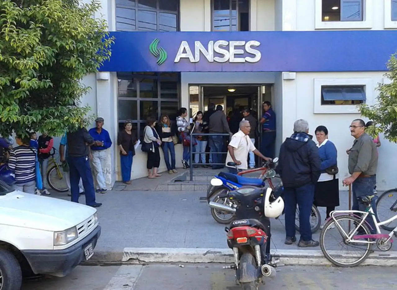 Quintana quiere achicar la estructura de Anses y hay 1.600 empleos en la mira
