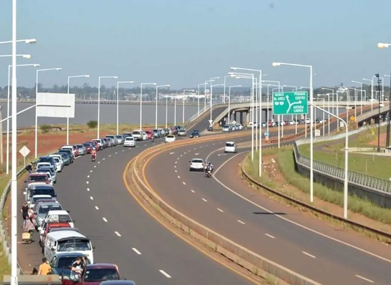 El boom de compras en Paraguay genera filas de autos de hasta cinco kilómetros en la frontera