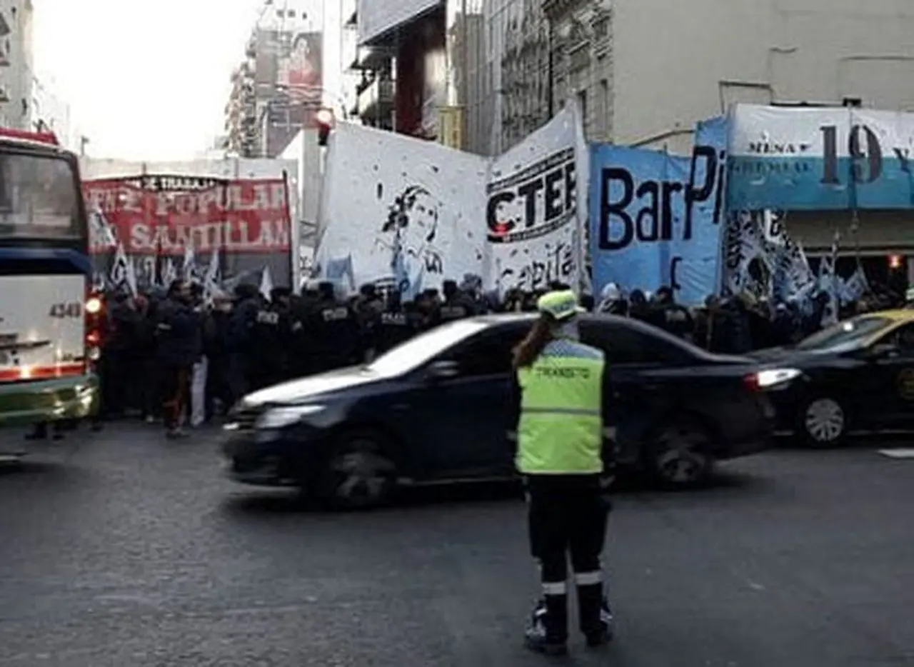 Los movimientos sociales instalan ollas populares en distintos puntos de la ciudad por la ley de Emergencia alimentaria