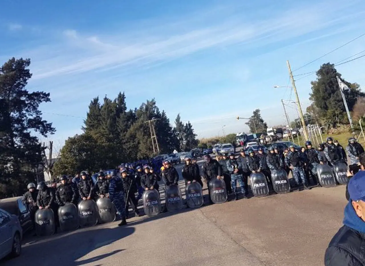 Cierre de Carboclor: 150 despedidos, tensión y un desalojo frustrado