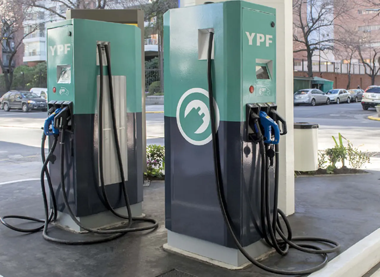 YPF instaló primeros cargadores eléctricos y el mercado apunta a los supermercados y shopping