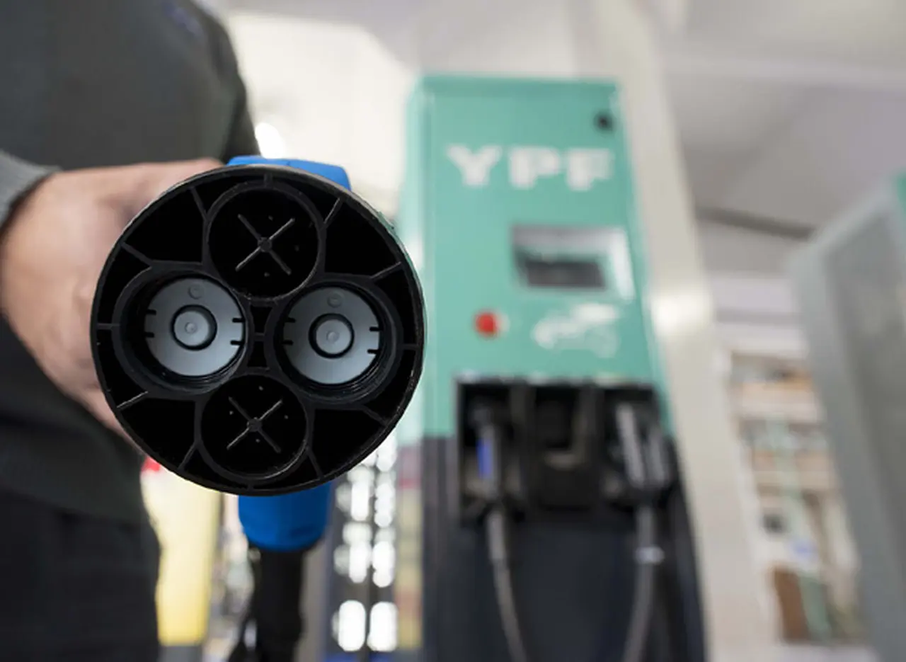 Gobierno define pelea por un negocio millonario: quién controlará los "surtidores" para autos eléctricos