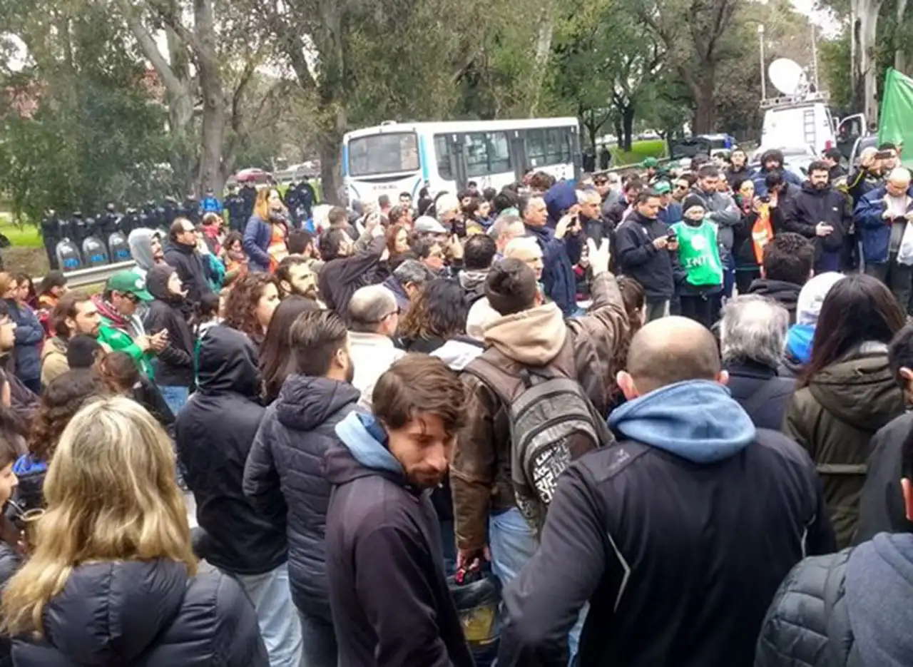 Crece la tensión en el INTI: denuncian "militarización" del instituto